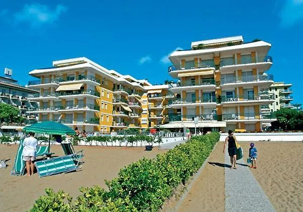Апартаменты Отель Attico Fronte Mare Лидо ди Езоло